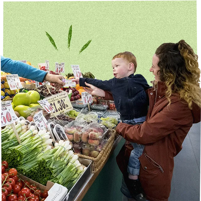 niño y madre comprando fruta y verdura