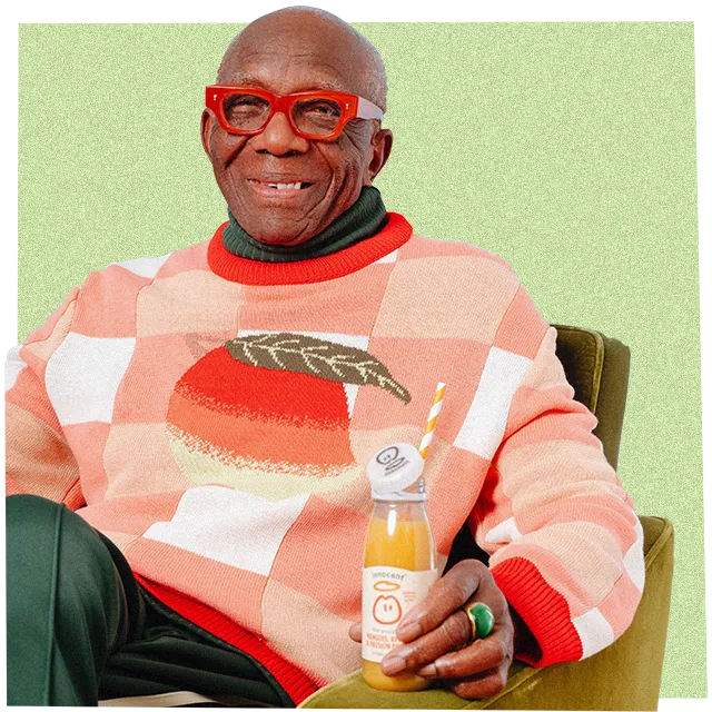 hombre bebiendo un batido innocent de mango y maracuyá.